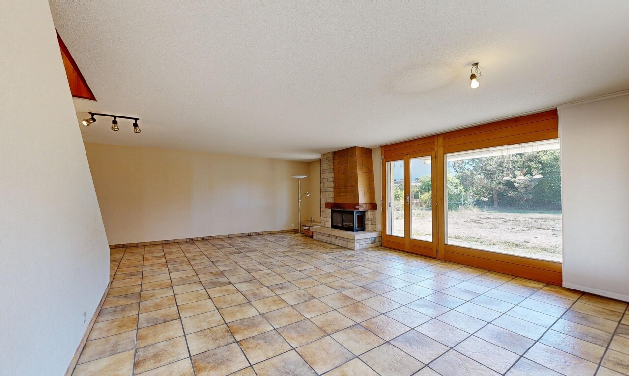 wohnzimmer mit deckenbeleuchtung, gipskartonwand, drywall, kamin, und light floor