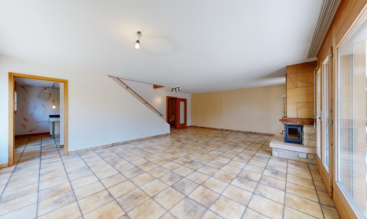 wohnzimmer mit treppen, drywall, gipskartonwand, light floor, und inside property