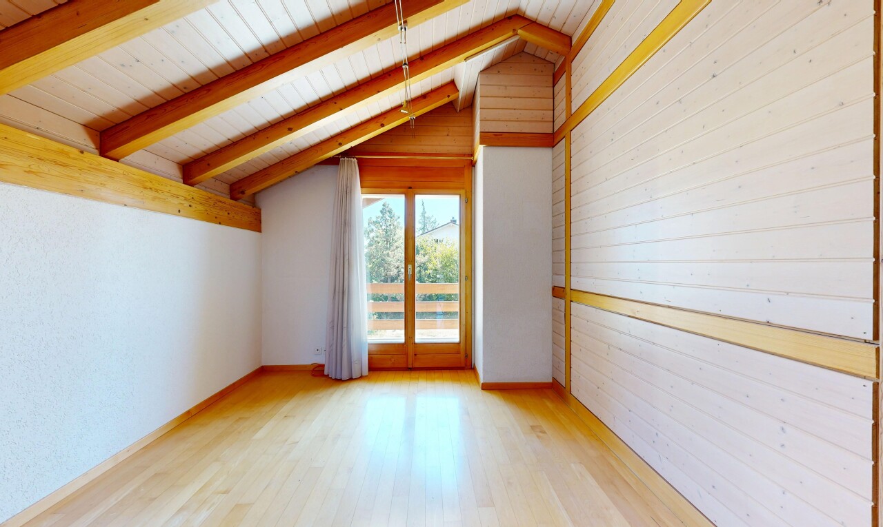 leerer raum mit vaulted ceiling, dachschräge, high end ceiling, wood finish floor, und beamed ceiling