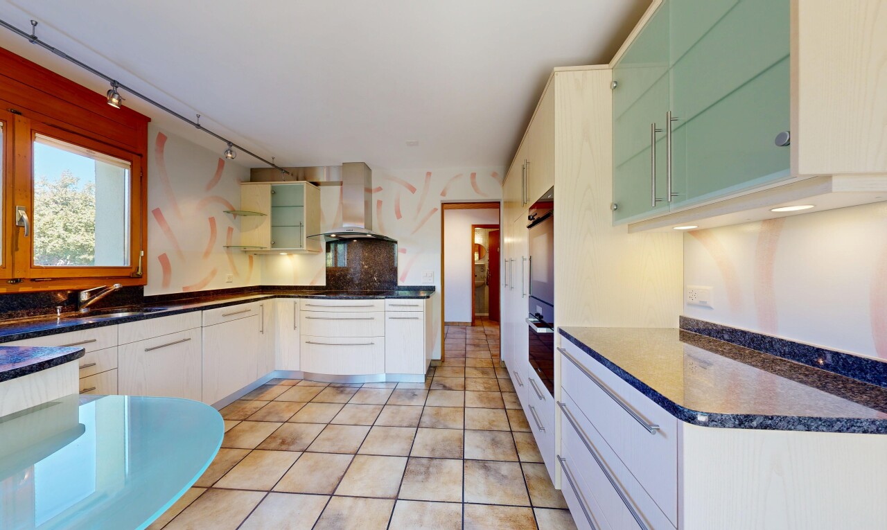 küche mit dark countertops, dunstabzugshaube, light floor, offene regale, und open shelves