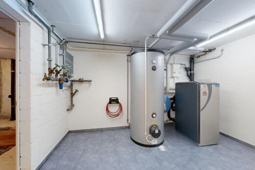 wäschekammer mit wasserkocher, keller, inside property, drywall, und gipskartonwand