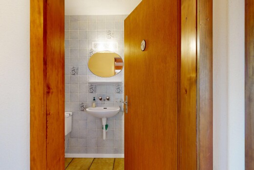 bad mit spiegel, fliesenwand, tile wall, gäste-wc, und light floor