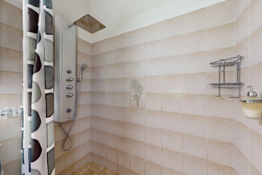 bad mit dusche, komplettes badezimmer, und inside property