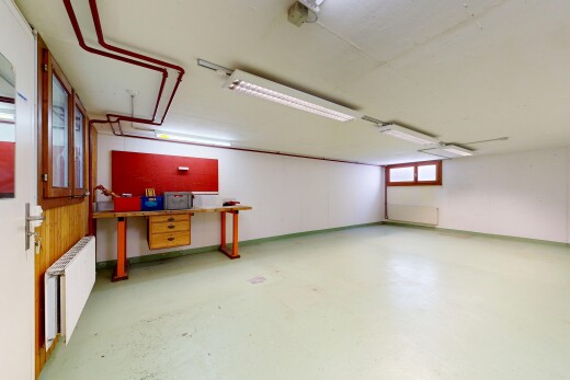 leerer raum mit kühler, concrete floor, betonboden, keller, und inside community