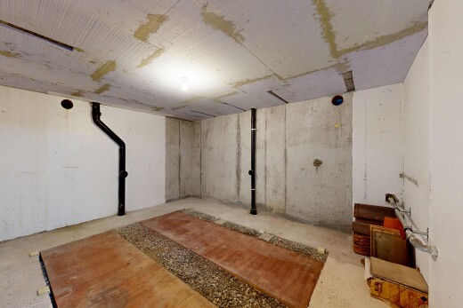 leerer raum mit inside property, keller, concrete floor, betonboden, und concrete wall