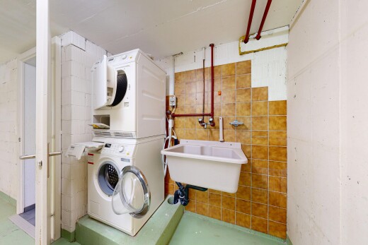 wäschekammer mit waschturm, waschbecken, inside property, wäscherei, und keller