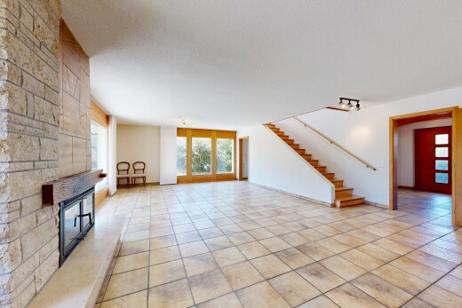 wohnzimmer mit deckenbeleuchtung, treppen, light floor, kamin, und gipskartonwand