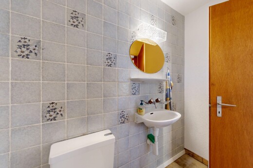 bad mit tile wall, fliesenwand, spiegel, gäste-wc, und waschbecken