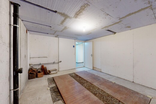 leerer raum mit inside property, concrete floor, betonboden, keller, und unfinished concrete floor