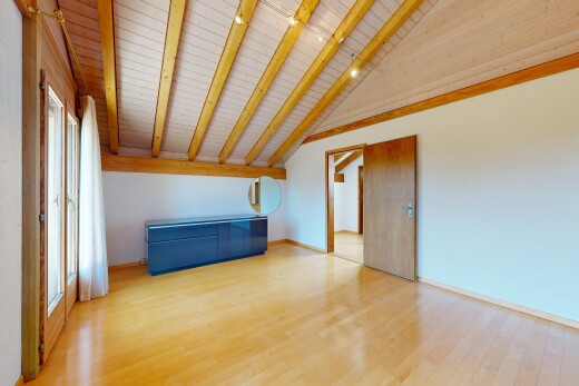 leerer raum mit drywall, gipskartonwand, vaulted ceiling, dachschräge, und high end ceiling