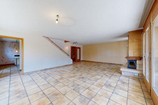 wohnzimmer mit treppen, drywall, gipskartonwand, light floor, und inside property