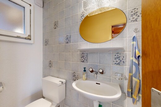 bad mit spiegel, gäste-wc, fliesenwand, tile wall, und waschbecken