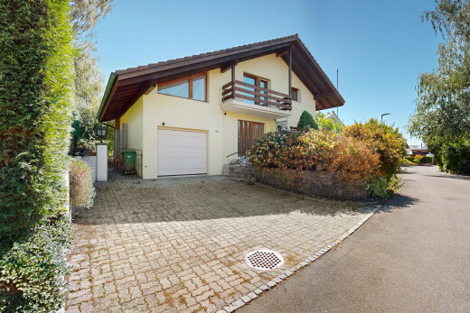 außenansicht mit property visible, garage, balkon, stuckverkleidung, und auffahrt