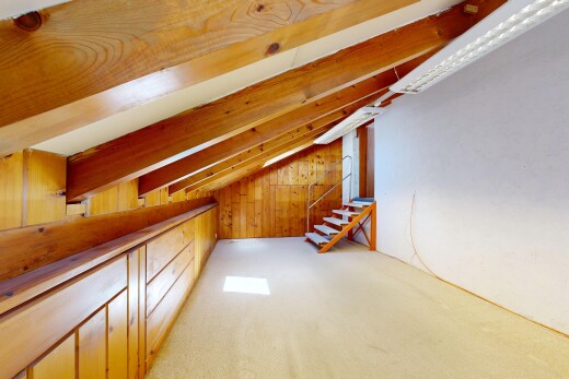 leerer raum mit carpet, teppich, inside property, treppen, und drywall