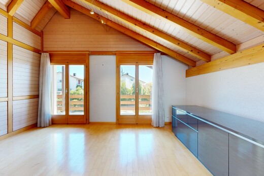 leerer raum mit high end ceiling, balkendecke, beamed ceiling, holzdecke, und wood ceiling