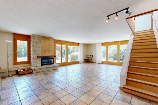 wohnzimmer mit deckenbeleuchtung, treppen, kamin, light floor, und wood finish stairs