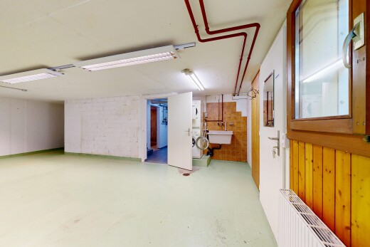 leerer raum mit betonboden, concrete floor, kühler, inside community, und waschbecken