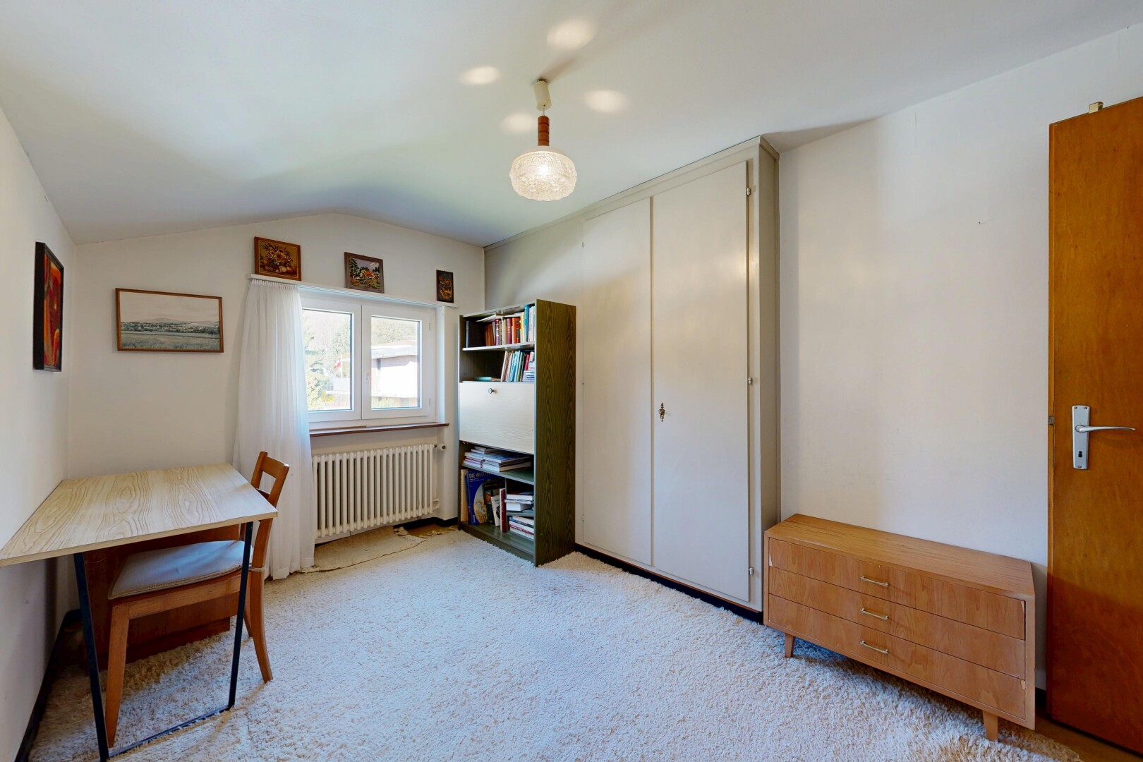 zimmer / schlafzimmer mit teppich, carpet, kühler, dachschräge, und vaulted ceiling