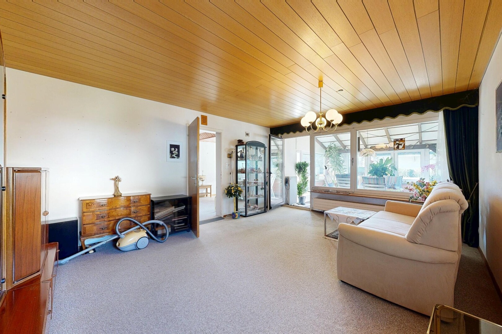 wohnzimmer mit inside property, bemerkenswerter kronleuchter, holzdecke, wood ceiling, und natürliches licht