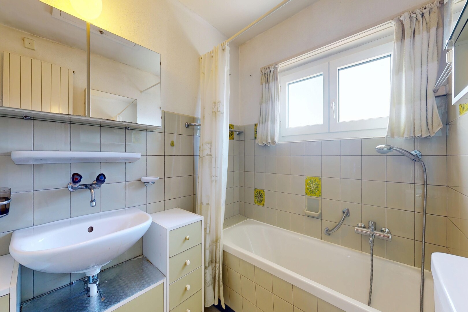 bad mit spiegel, fliesenwand, tile wall, komplettes badezimmer, und kühler