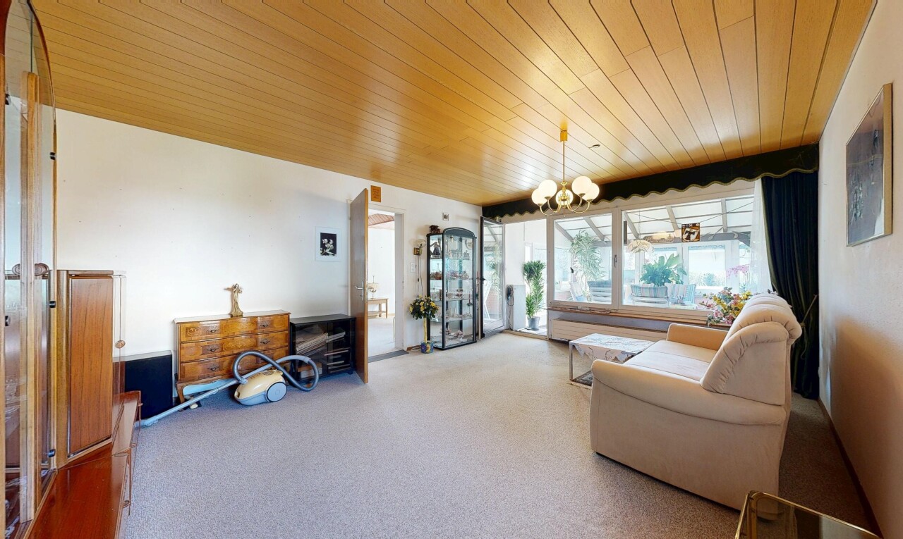 wohnzimmer mit inside property, bemerkenswerter kronleuchter, holzdecke, wood ceiling, und natürliches licht