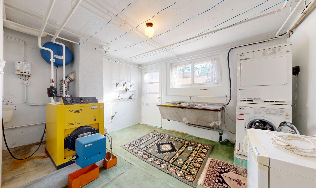 wäschekammer mit heizkessel, concrete floor, betonboden, inside property, und natural light