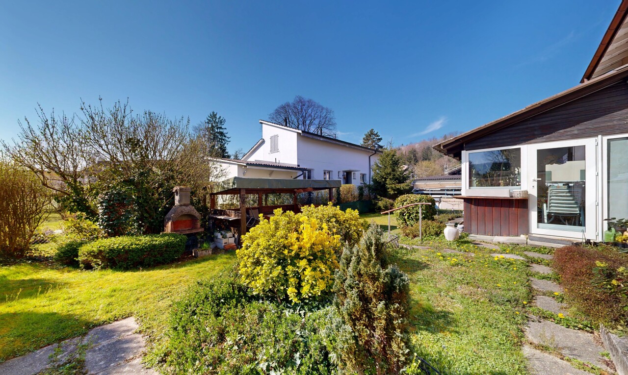 garten mit rasen, day time, und property visible