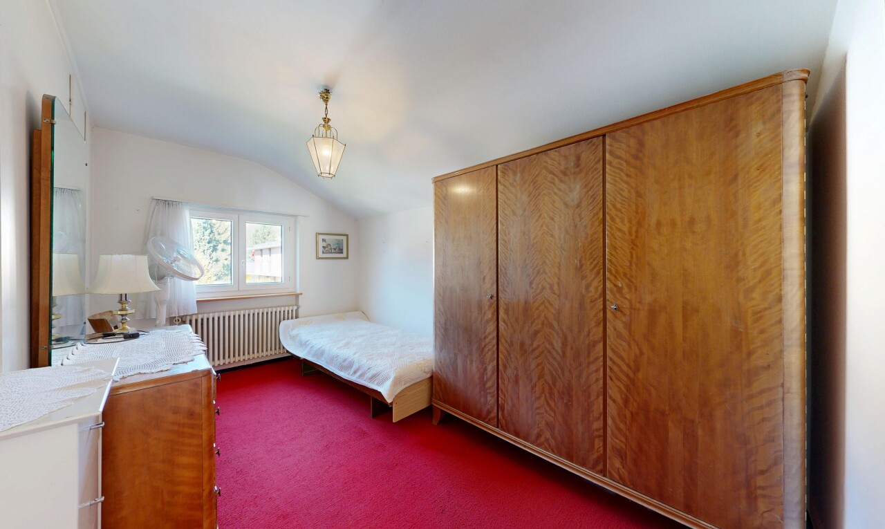 zimmer / schlafzimmer mit dachschräge, vaulted ceiling, kühler, teppich, und carpet