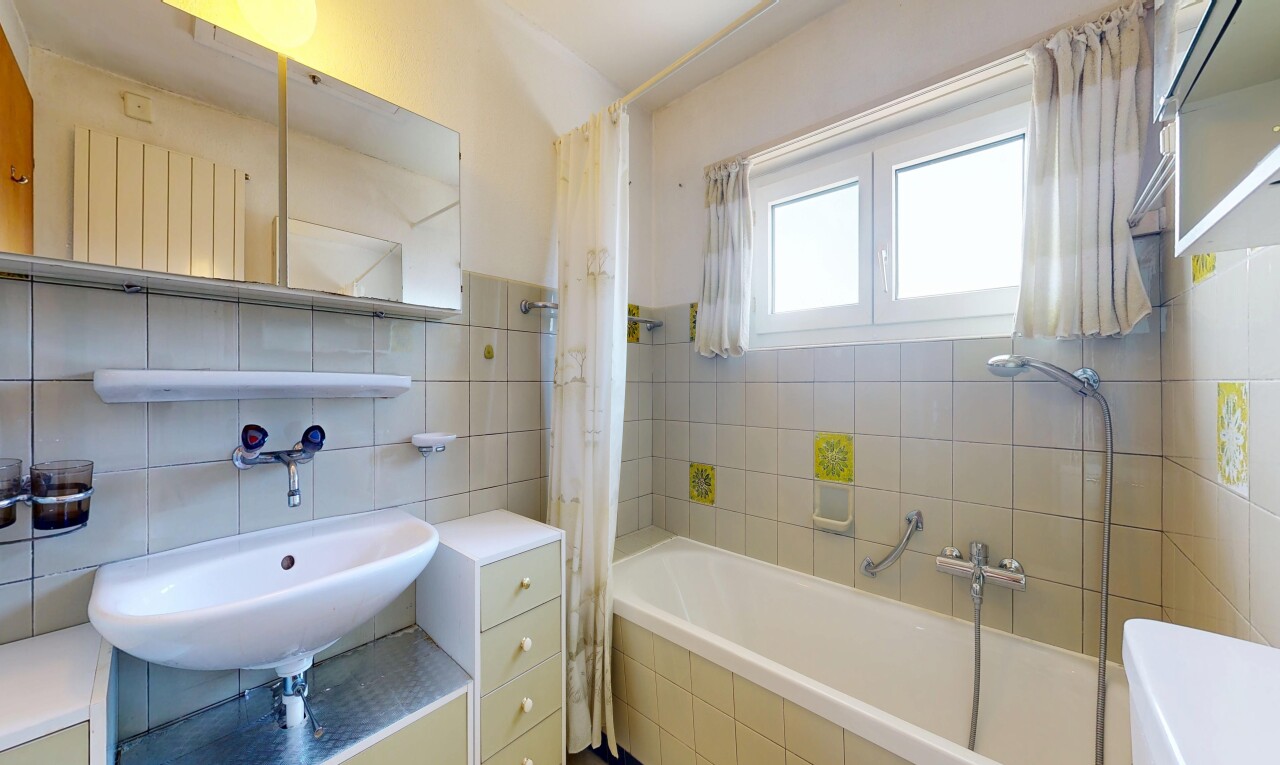 bad mit spiegel, fliesenwand, tile wall, komplettes badezimmer, und kühler