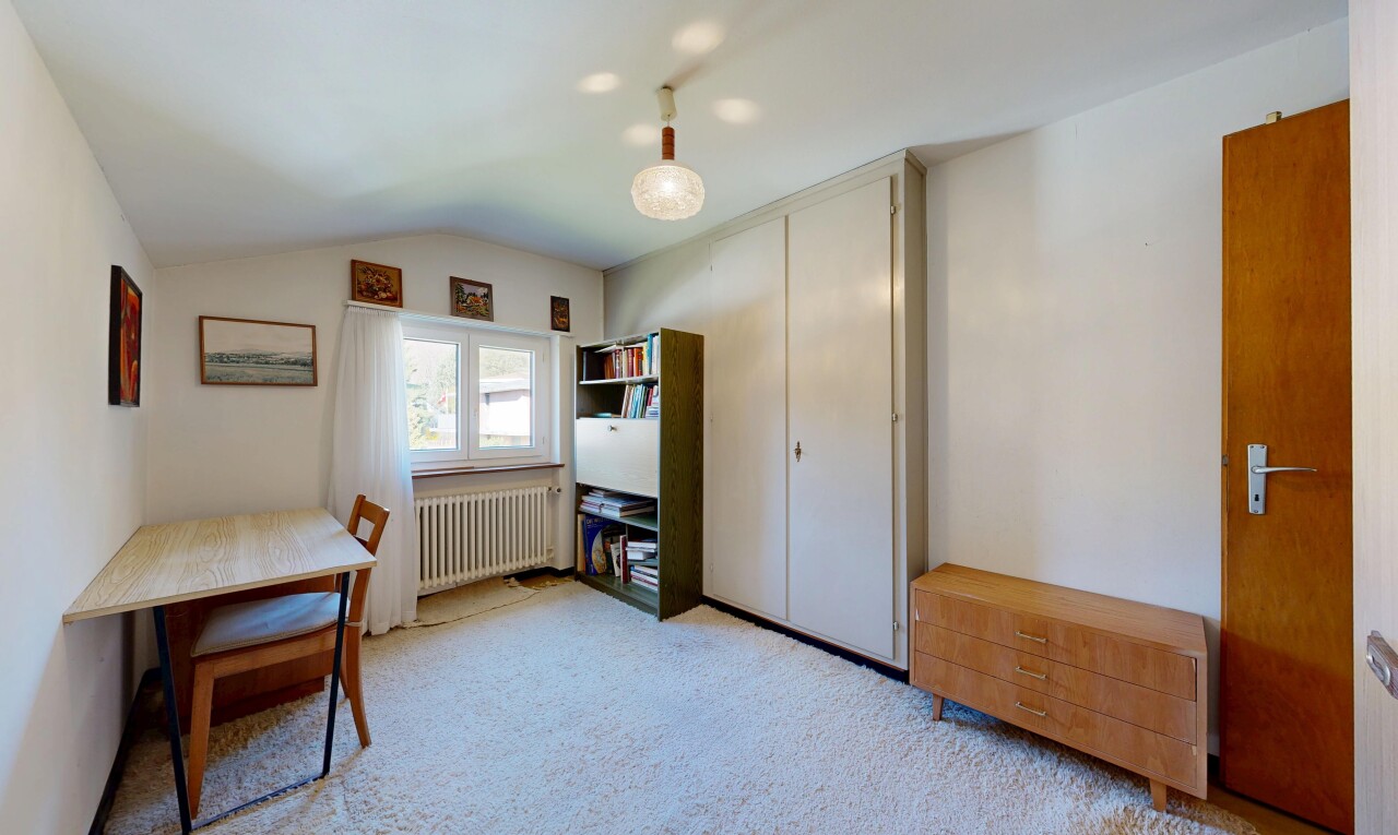 zimmer / schlafzimmer mit teppich, carpet, kühler, dachschräge, und vaulted ceiling
