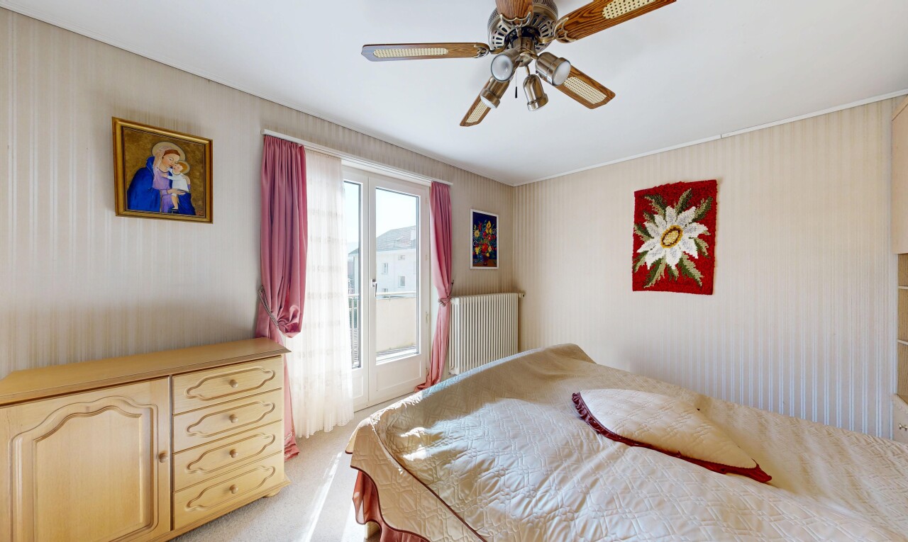 zimmer / schlafzimmer mit kühler, deckenventilator, inside property, natürliches licht, und natural light