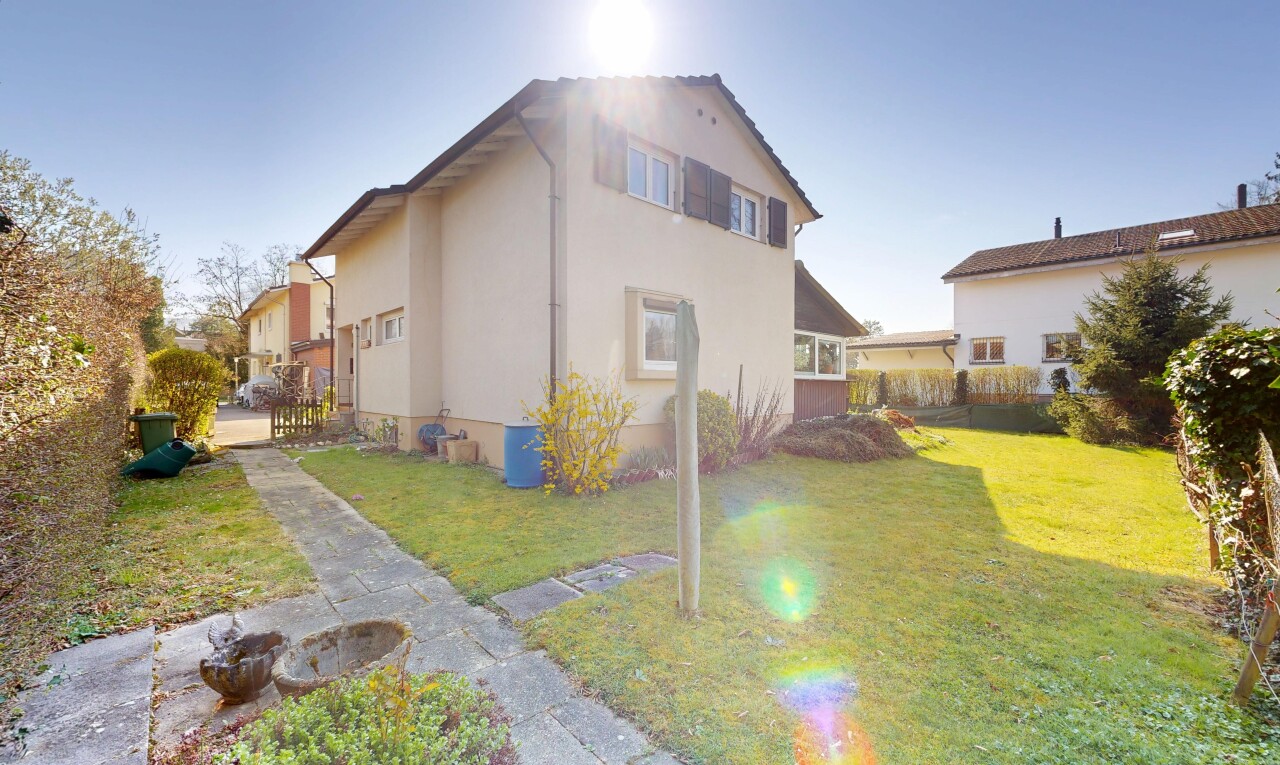 außenansicht mit rasen, zaun, property visible, und stuckverkleidung