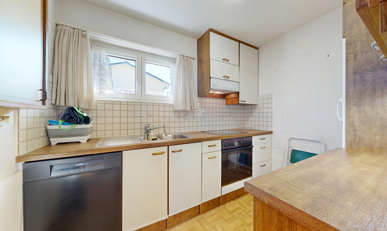 küche mit geschirrspülmaschine, ofen, parquet floor, weiße schränke, und white cabinets