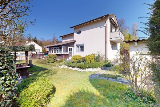 façade avec pelouse, property visible, day time, bardage en stuc, et clôture