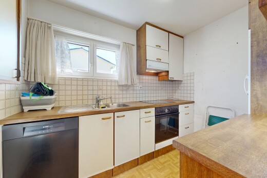 cuisine avec lave-vaisselle, four, parquet floor, armoires blanches, et white cabinets