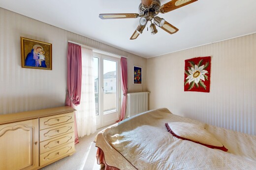 chambre avec radiateur, ventilateur de plafond, inside property, lumière naturelle, et natural light