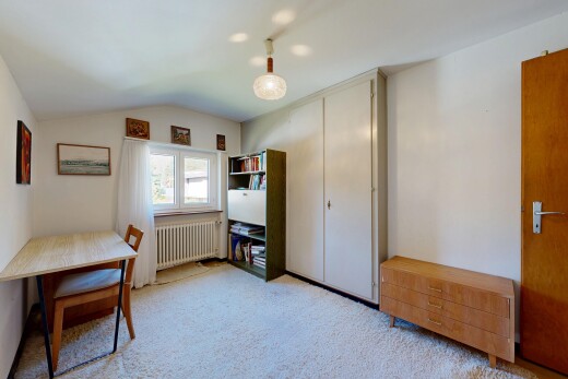 chambre avec moquette, carpet, radiateur, plafond voûté, et vaulted ceiling