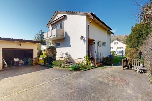 façade avec bardage en stuc, day time, property visible, structure extérieure, et balcon
