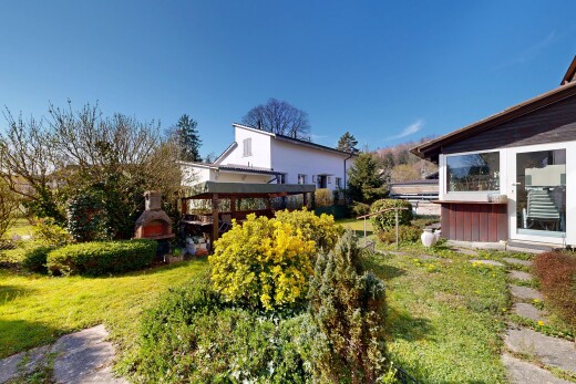 garten mit rasen, day time, und property visible