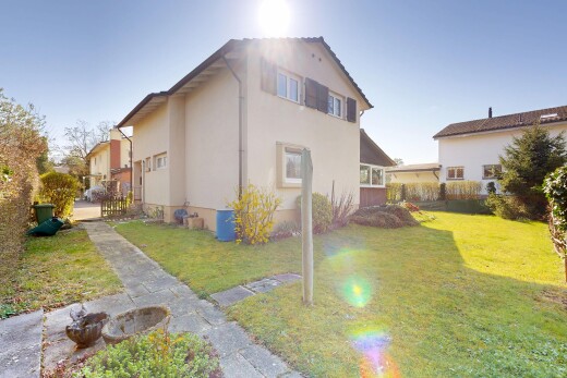 außenansicht mit rasen, zaun, property visible, und stuckverkleidung