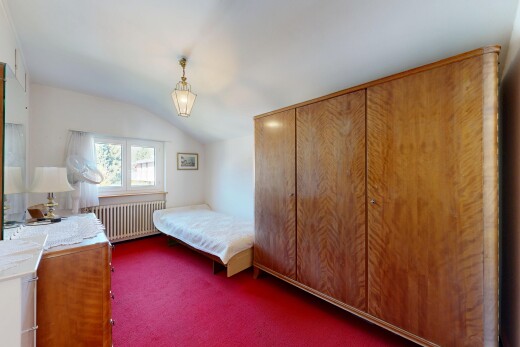 chambre avec plafond voûté, vaulted ceiling, radiateur, moquette, et carpet