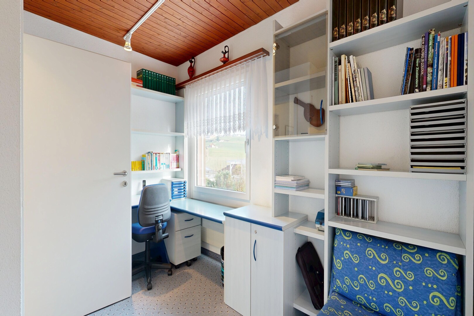 bureau avec plafond en bois, wood ceiling, inside property, bureau intégré, et lumière naturelle
