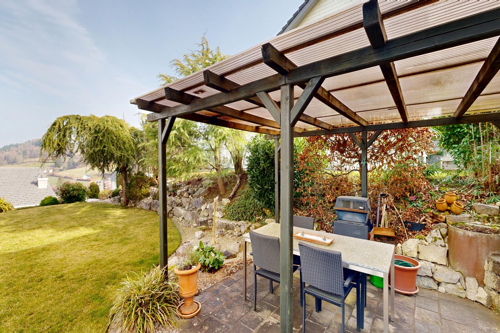terrasse avec from property, coin repas extérieur, pelouse, terrasse, et day time