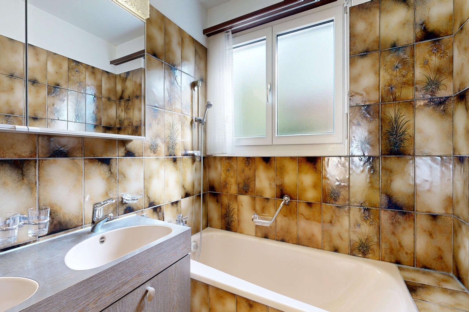 salle de bains avec salle de bain complète, miroir, double vasque, inside property, et évier