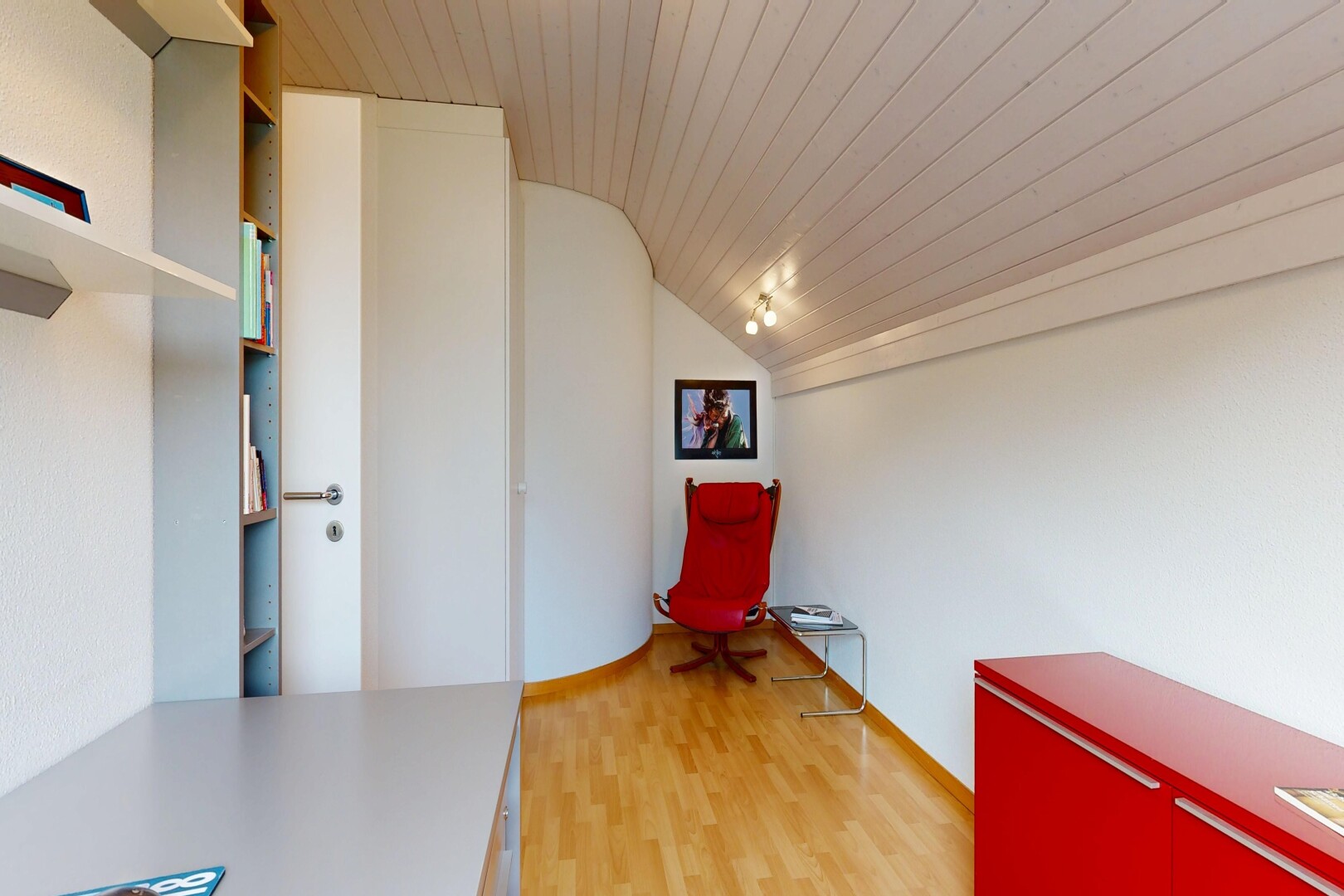 bureau avec plafond en bois, wood ceiling, plafond voûté, vaulted ceiling, et sol en finition bois