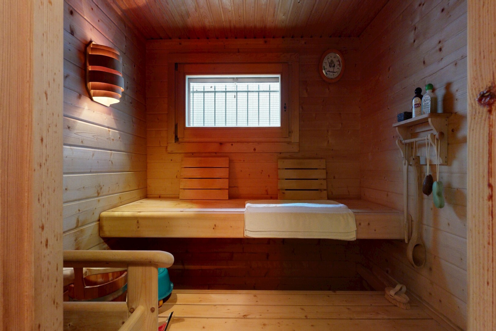 salle de bains avec sauna, mur en bois, wood wall, inside property, et plafond en bois