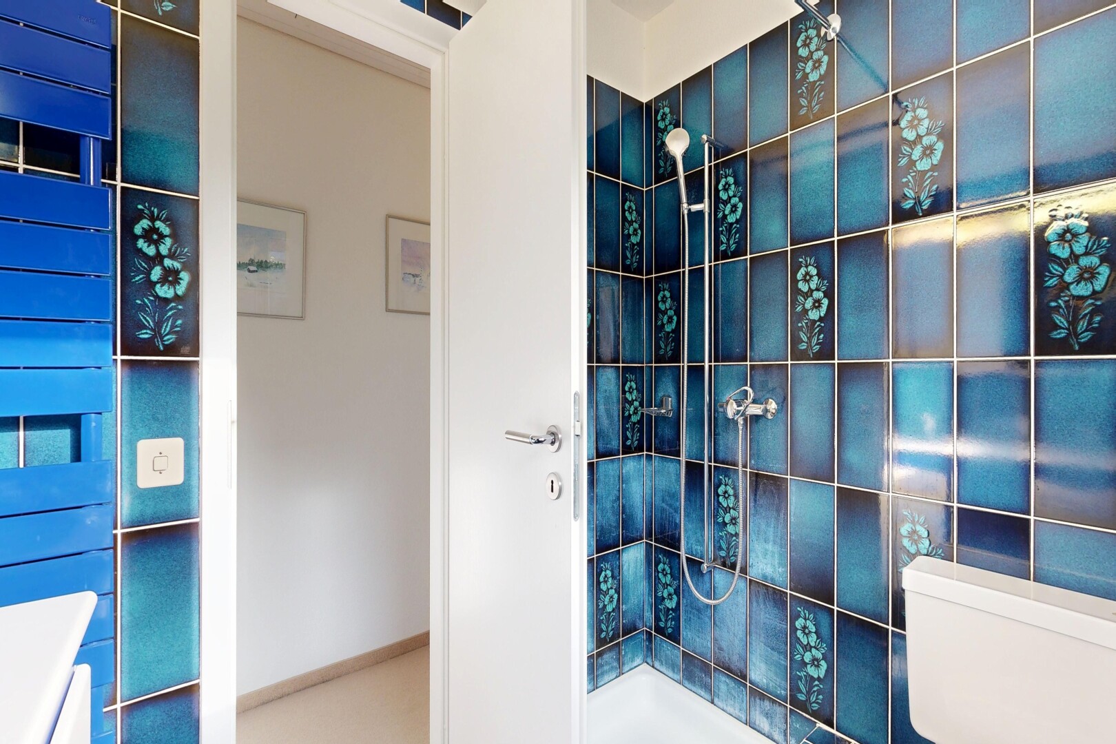salle de bains avec douche, drywall, cloison sèche, et salle de bain complète
