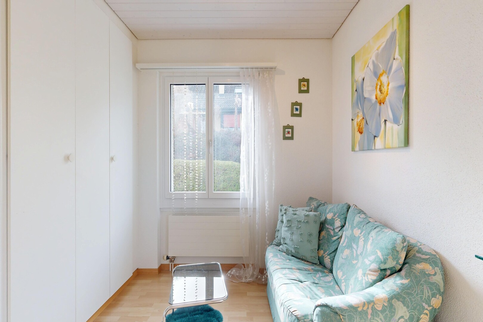 salon avec lumière naturelle, natural light, inside property, sol en finition bois, et wood finish floor