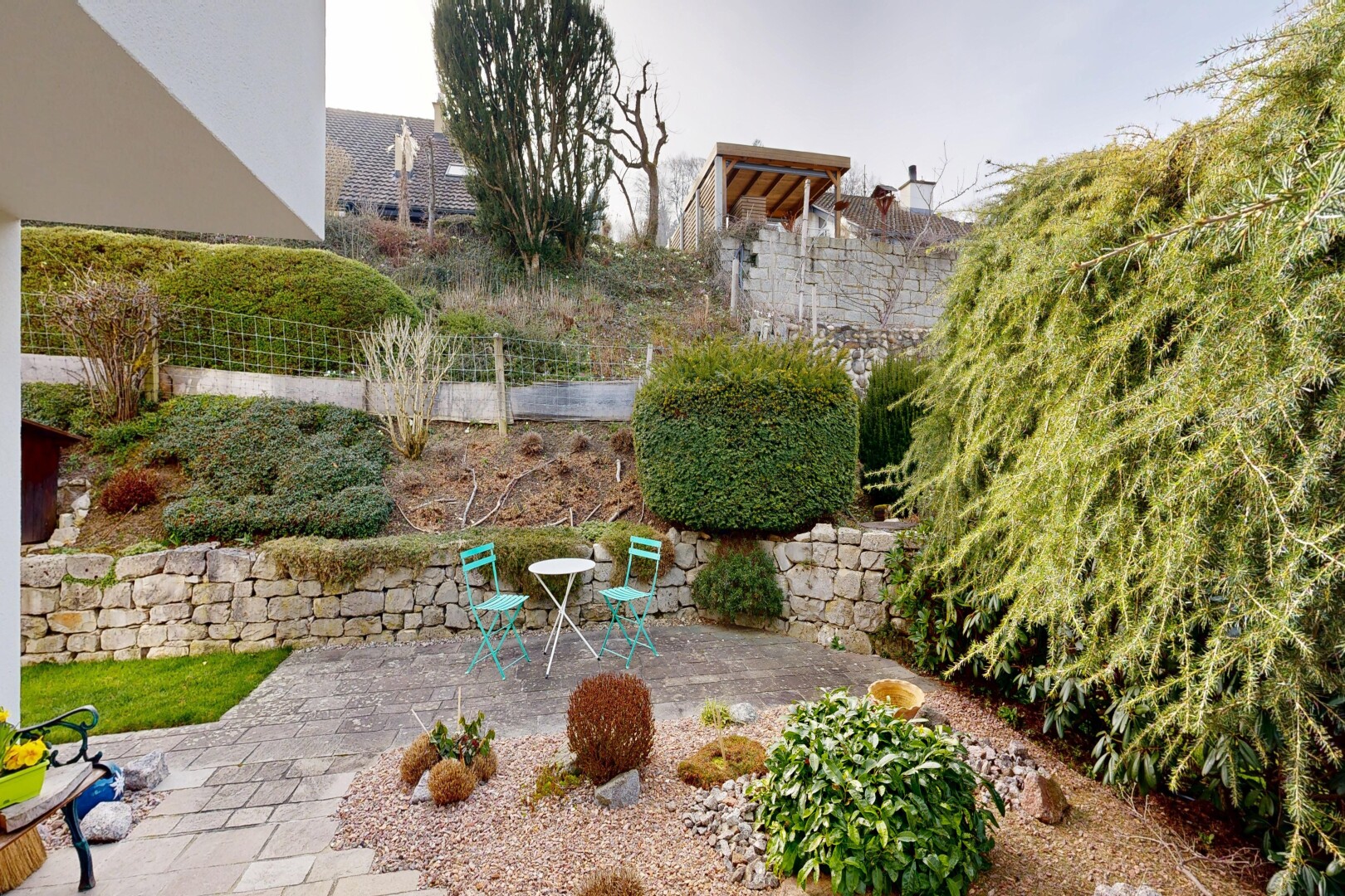 jardin avec terrasse et clôture