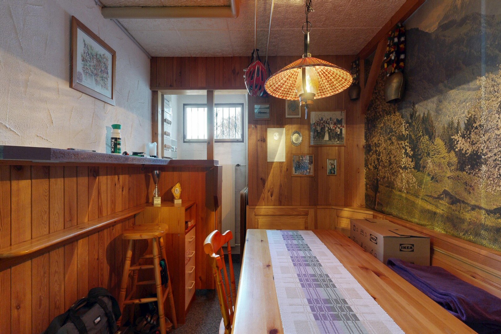 salle à manger avec mur en bois, wood wall, inside property, lumière naturelle, et natural light